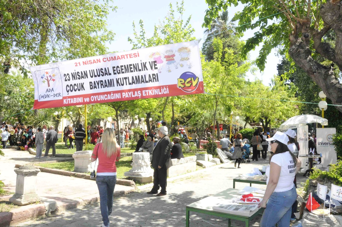 Kuşadası\'nda Çocuk Derneği\'nden Çocuk Şenliği
