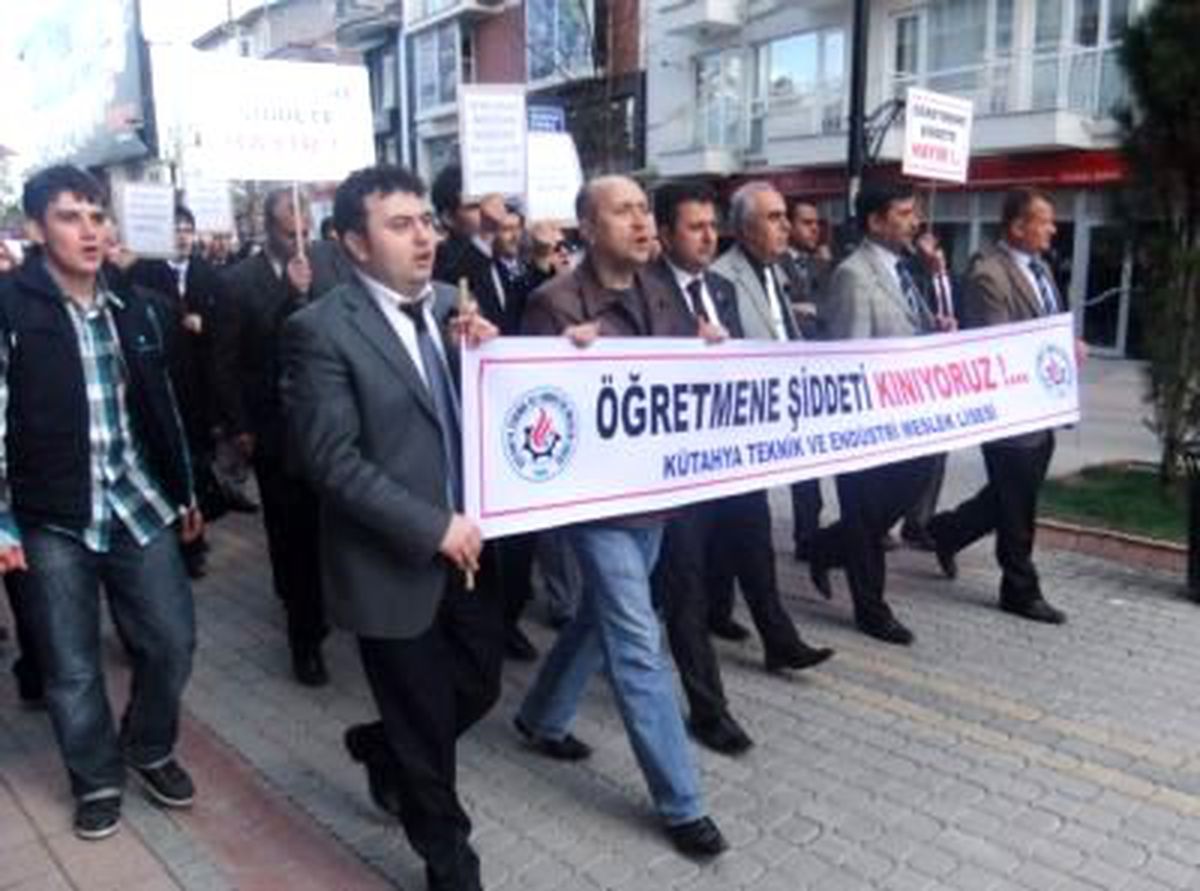 Kütahya\'da Eğitimciler, Meslek Lisesi Öğretmeninin Bıçaklanmasını Yürüyüşle Protesto Ettiler