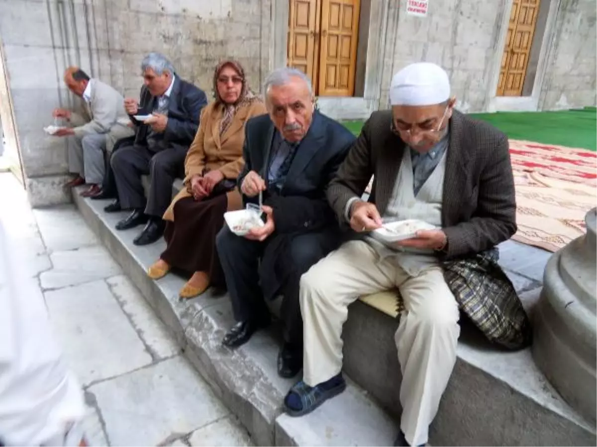 \'Kutlu Doğum Haftası\' Nedeniyle Yeni Camii\'de Mevlit Okutuldu, 6 Bin Kişiye Etli Pilav, Bal Şerbeti...