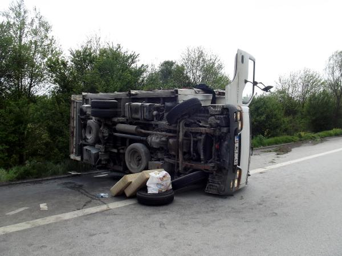 Lastiği Çıkan Kamyonet Devrildi: 1 Yaralı