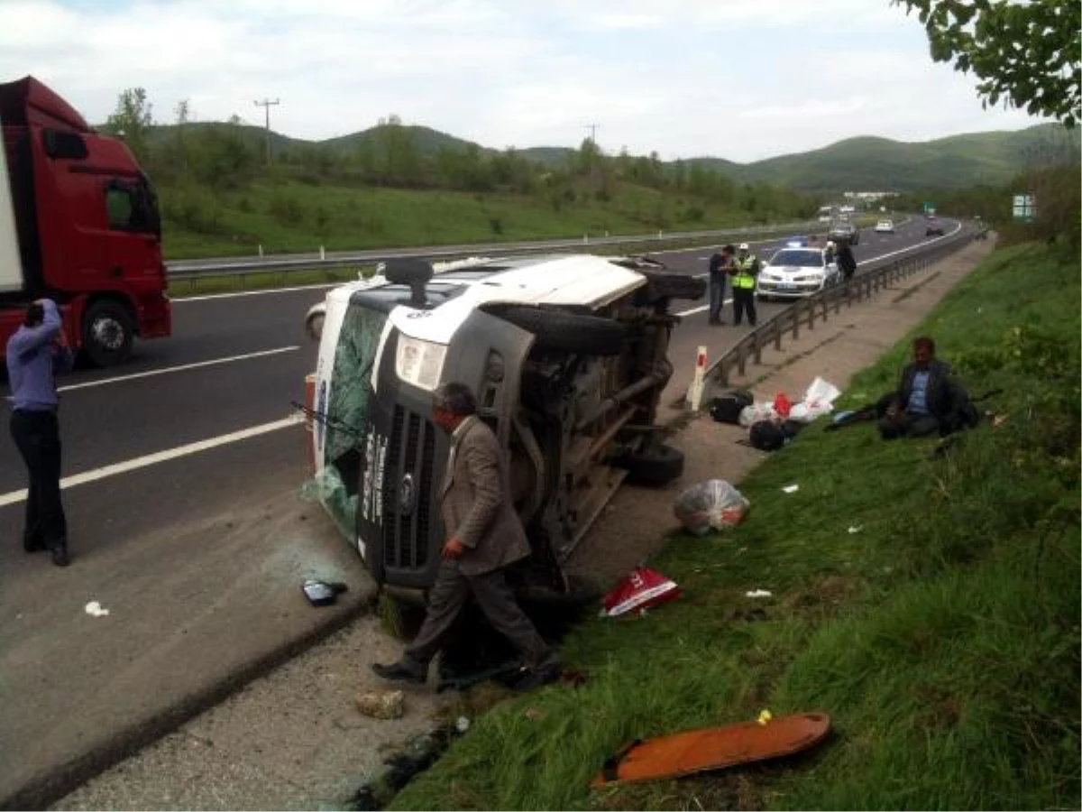 Lastiği Patlayan Minibüs Takla Attı: 12 Yaralı