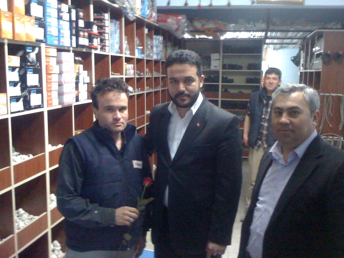 MHP Sorgun\'da Esnafa Gül Dağıttı