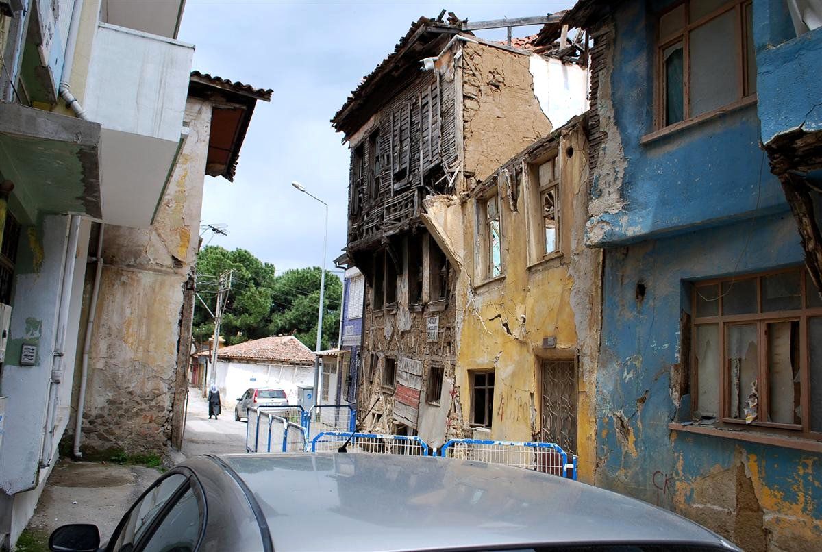 Mudanya\'da Eski Evler Tehlike Saçıyor