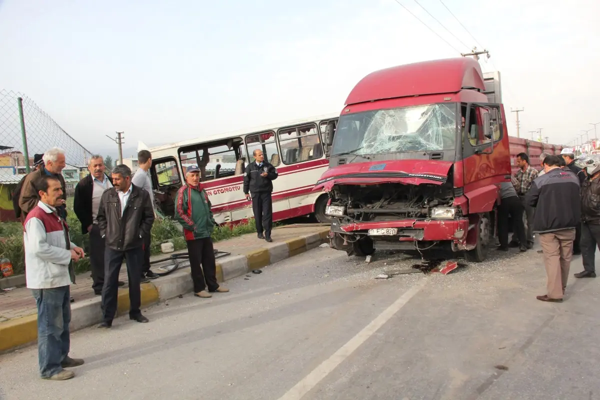 Nazilli\'de İşçi Otobüsü Tırla Çarpıştı; 11 Yaralı