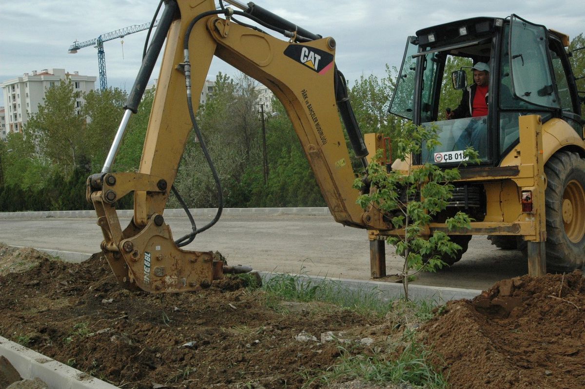 Park Bahçeler Müdürlüğü Ekiplerinden Çevre Düzenlemesi