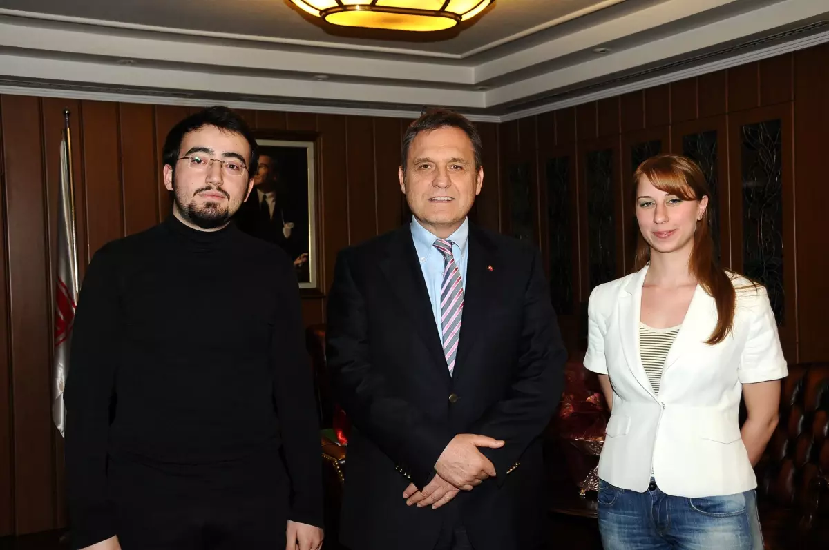 Prof. Tuncer, Piyano Yarışması\'nda Dereceye Giren Kurucu ve Turan\'ı Kabul Etti