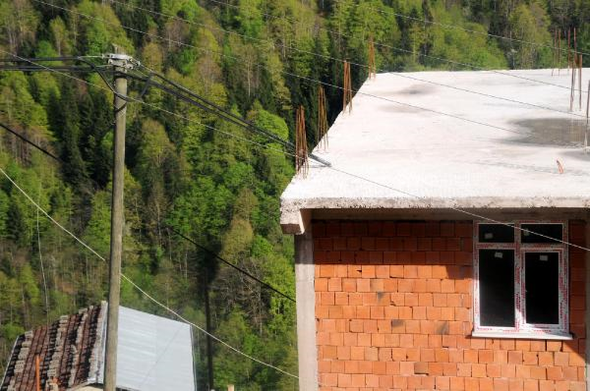 Rize\'de İlginç Çözüm: Telefon Hattı Kaldırılmadı, Evi Kabloları İçine Alarak İnşa Etti