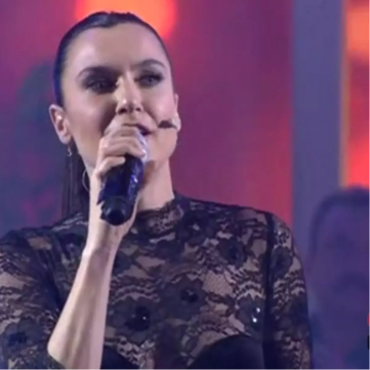 Şevval Sam\'dan Kürtçe Şarkı