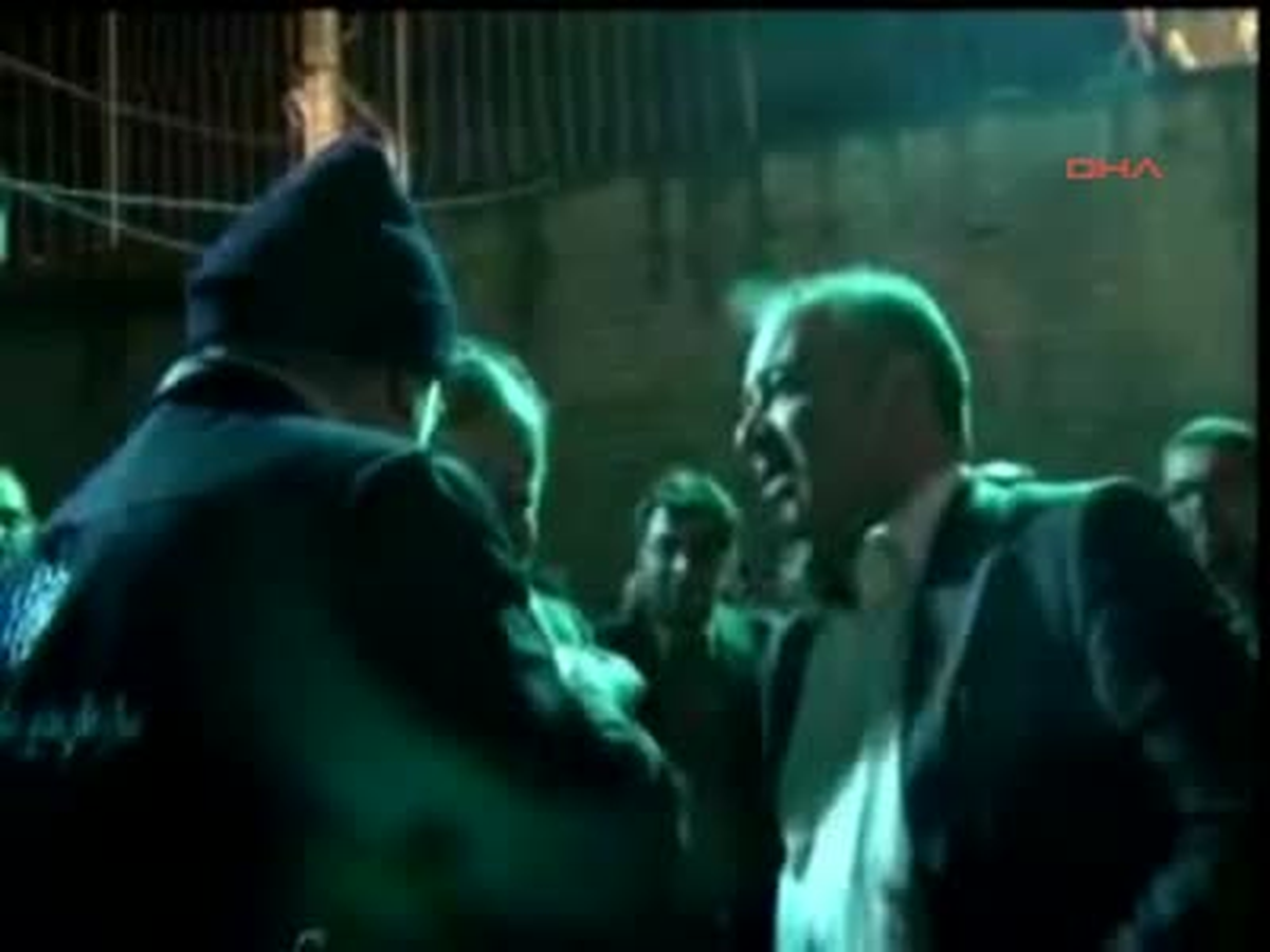 Tahran Belediye Başkanı Az Kalsın Vinç Altında Kalacaktı? O Anlar Kamerada