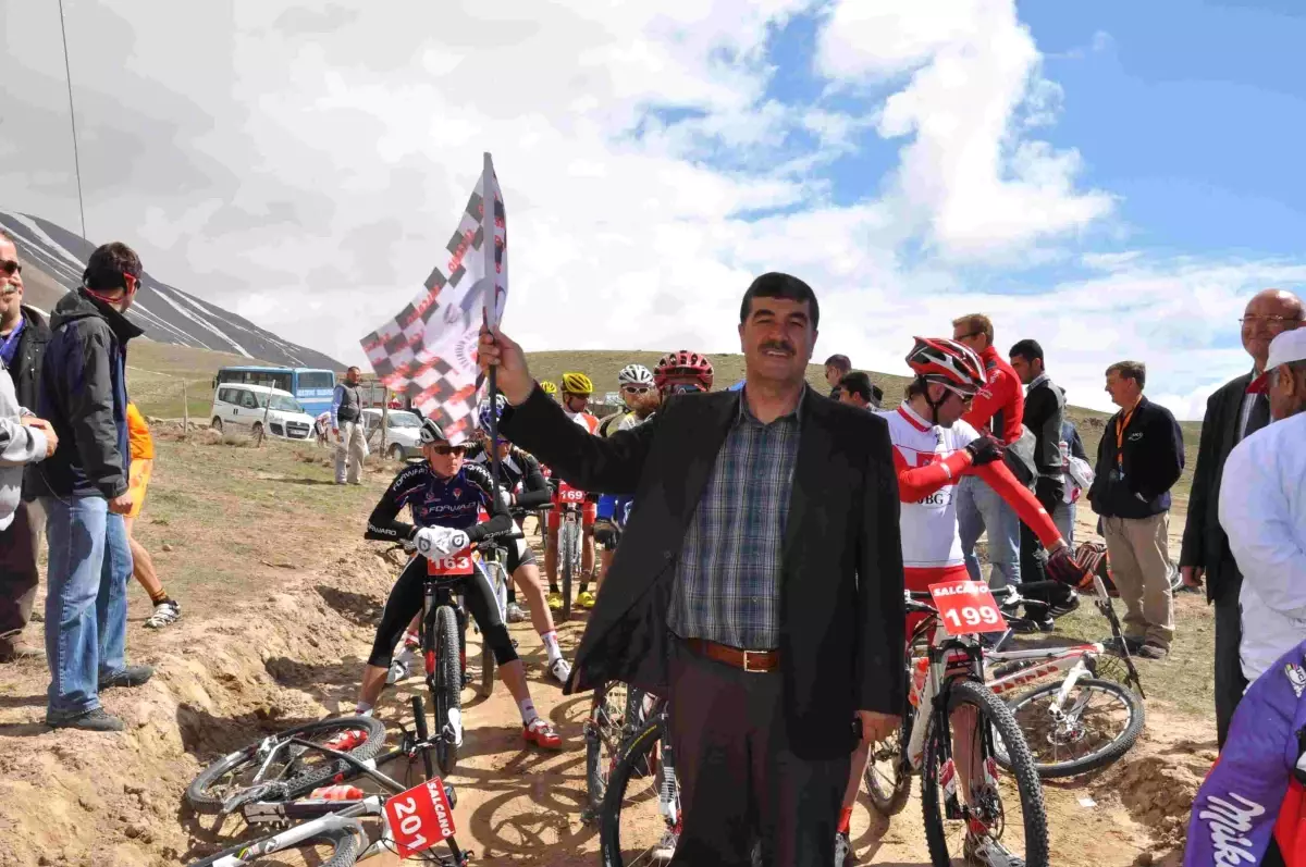 Adilcevaz'da Dağ Bisikleti Yarışları