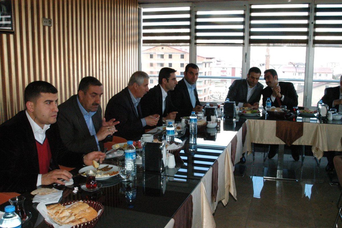 AK Parti Tatvan İlçe Teşkilatı Kahvaltıda Bir Araya Geldi