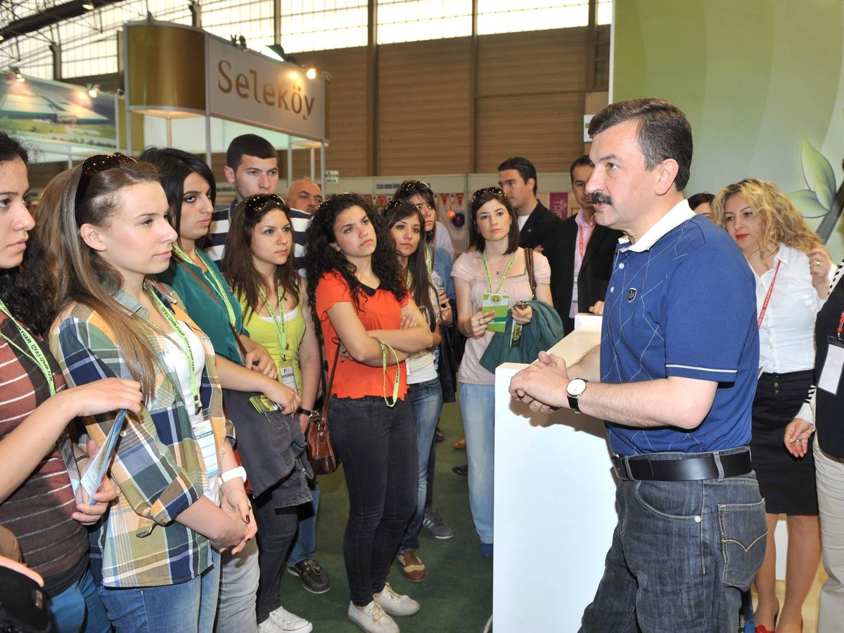 Buca\'nın Organik Standına Üniversiteli Akını