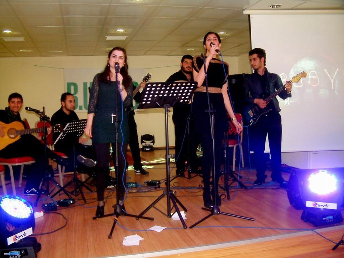 Burhaniye\'de Üniversiteli Gençler Çoşturdu