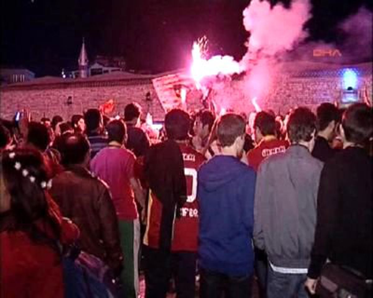 Derbi Sonrası Taksim Meydanı\'nda Gerginlik