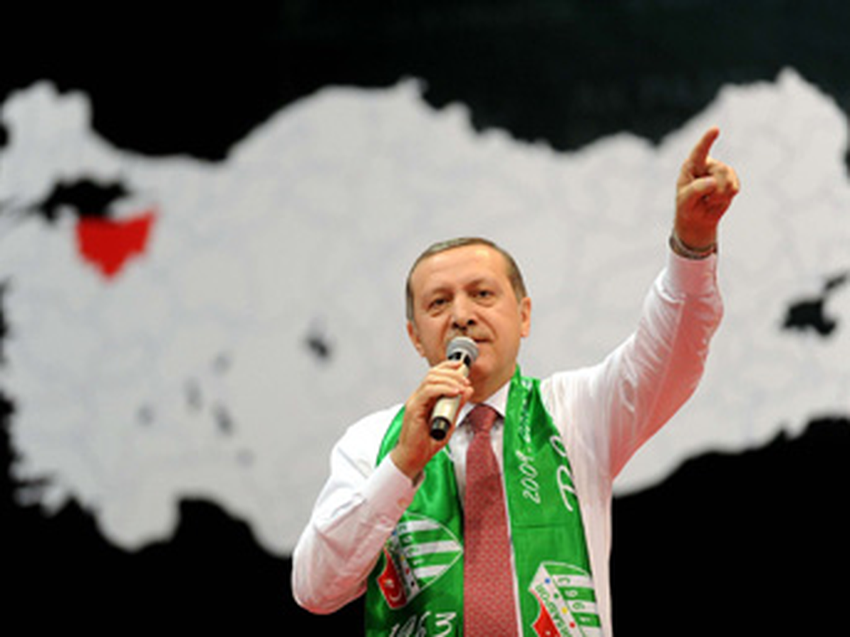 "Dik Dur Eğilme Bu Gençlik Seninle"