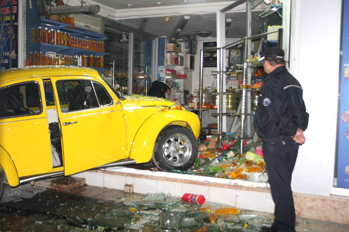 Düzce\'de Yoldan Çıkan Otomobil, Dükkana Girdi