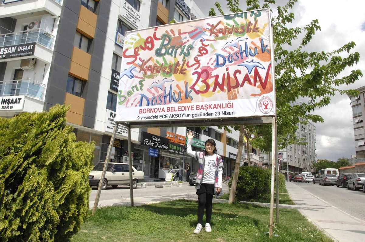 Ece\'nin Resimleri Bilboardları Süsledi