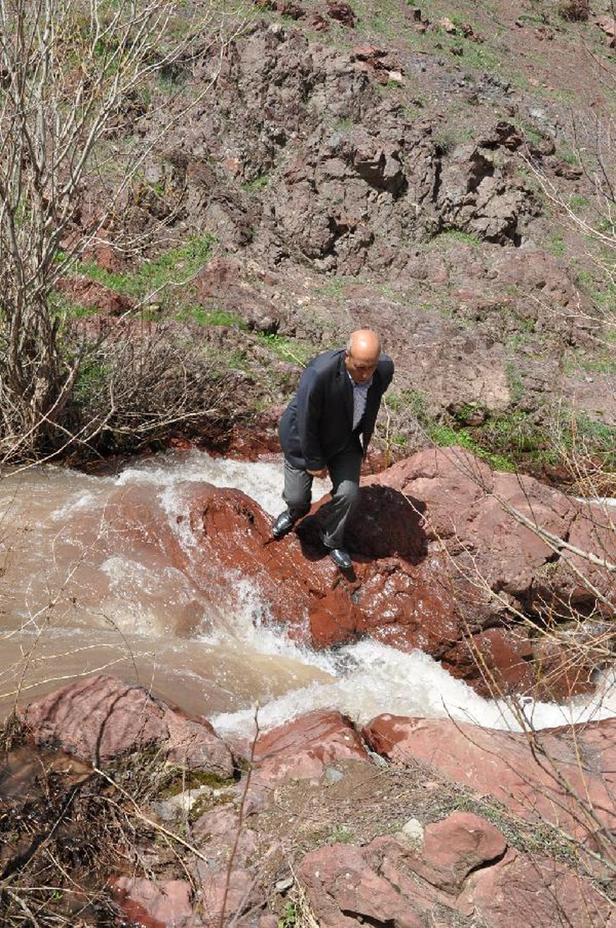 Köprüsü Olmayan Köyde Sırtta Taşımalı Ulaşım
