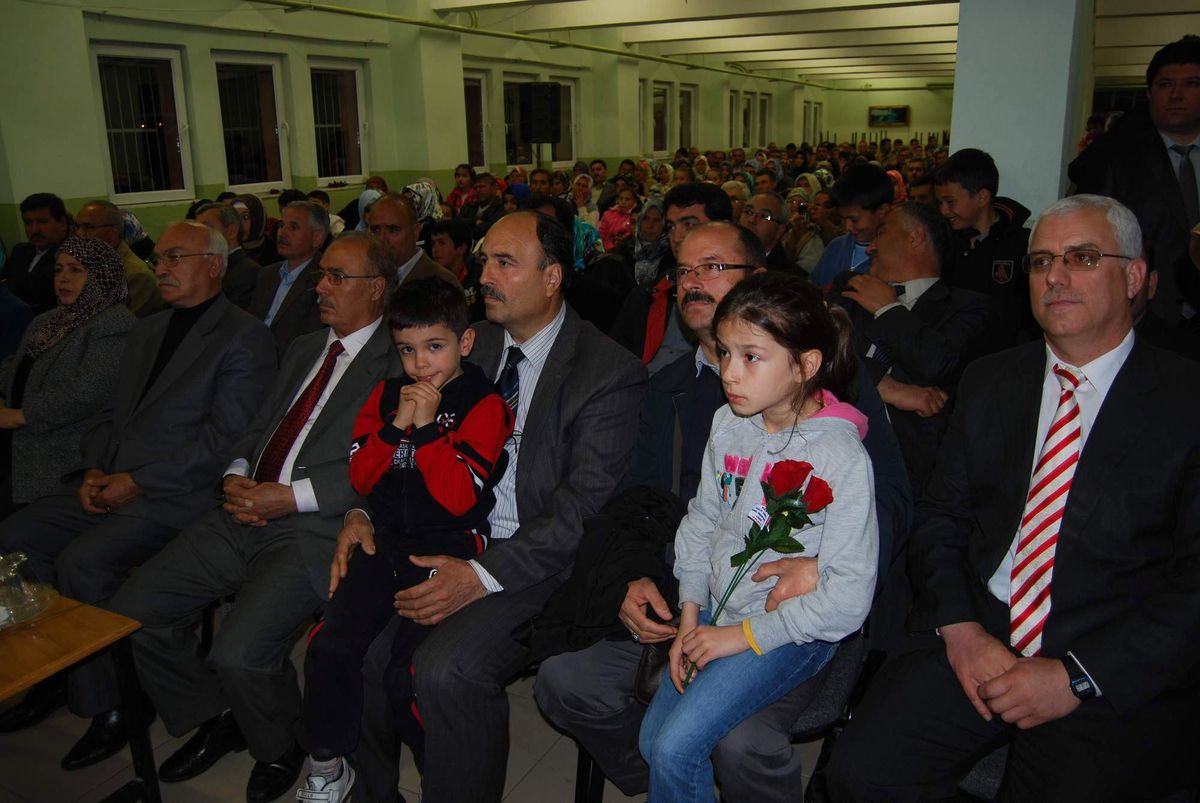 Kula İmam Hatip Lisesi\'nin Kutlu Doğum Programına Yoğun İlgi