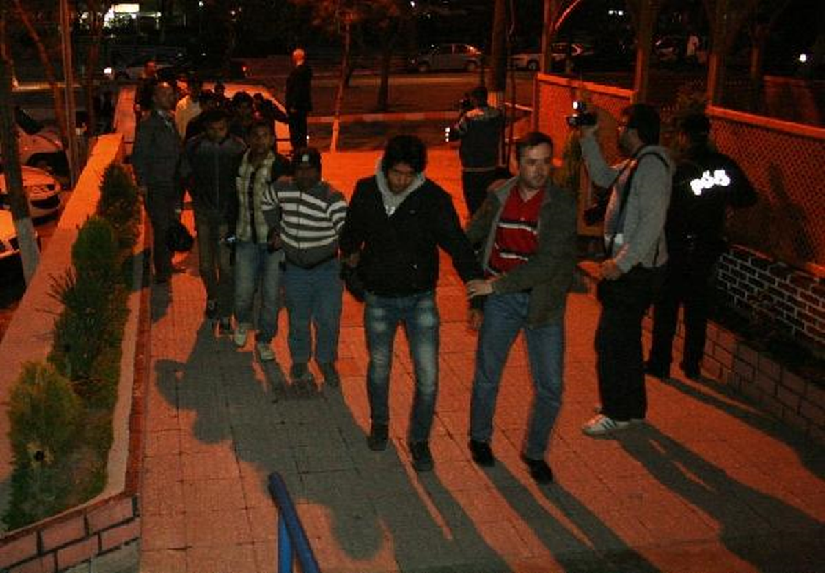 Minibüsten 18 Kaçak Çıktı