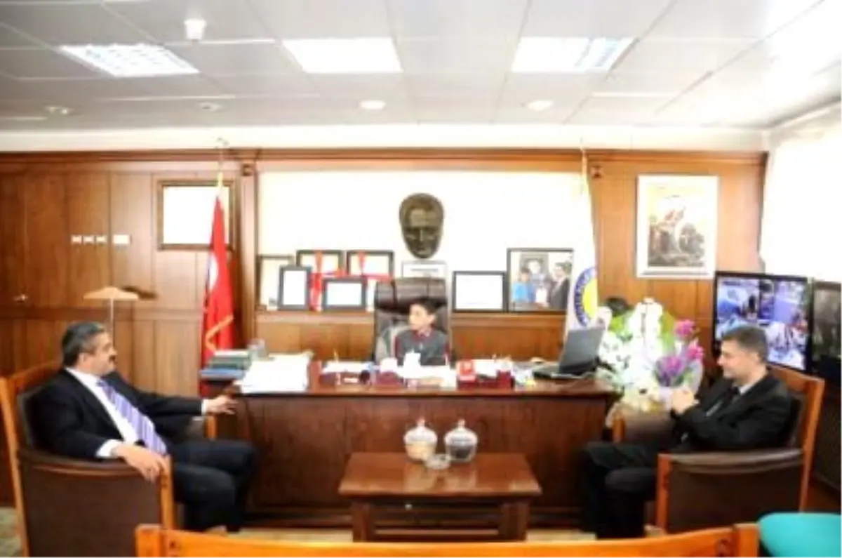 Nazilli\'de Makam Koltuklarına Çocuklar Oturdu