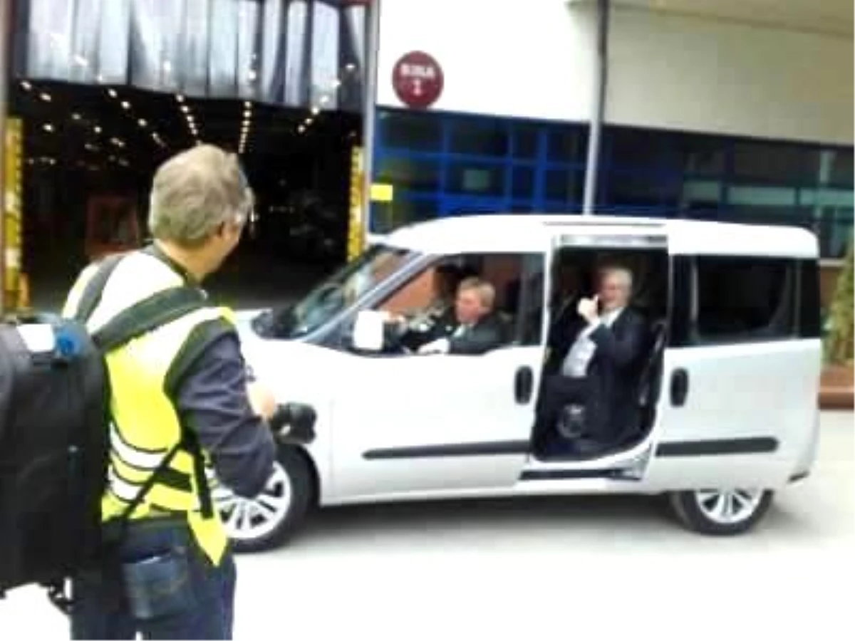 Opel Avrupa Başkan Yardımcısı ve Hessen Eyaleti Başbakanı Bursa\'da Combo Bandını Ziyaret Etti
