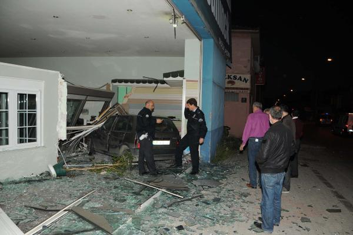 Otomobil, İşyerininin Penceresinden İçeri Girdi