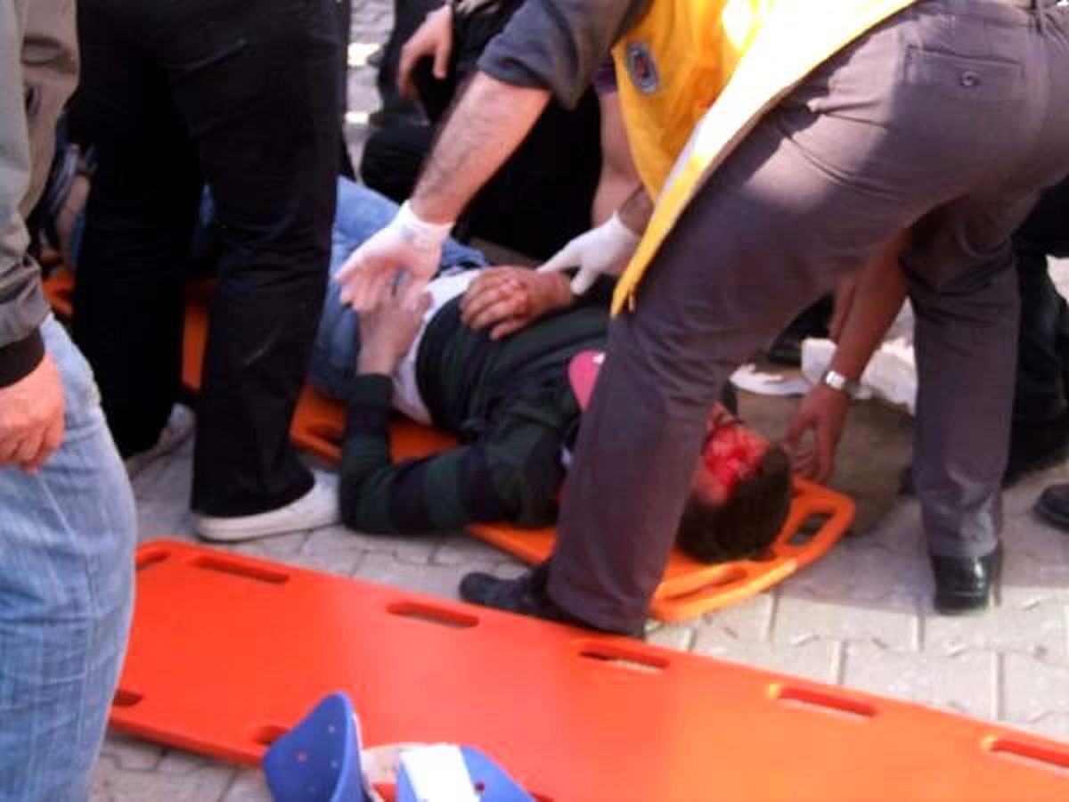 Otomobil Minibüse Çarptı: 3 Yaralı