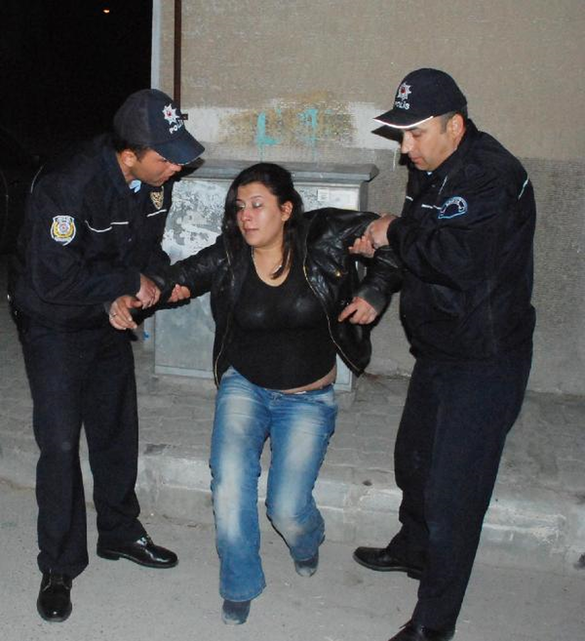 Taksiden İnen Kadın Sokak Ortasında Sızıp Kaldı