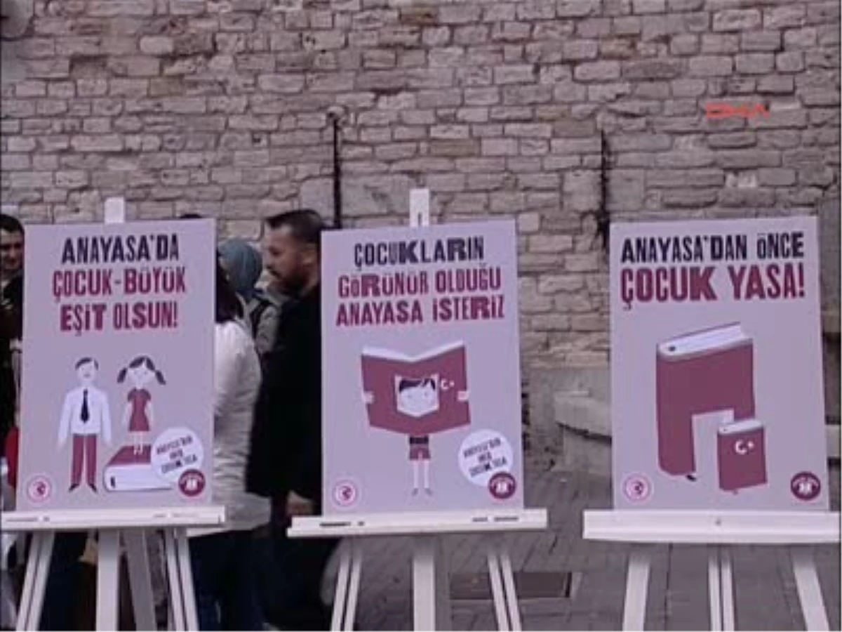 Taksim\'de Çocuklar "Anayasa Kürsüsü"Nde