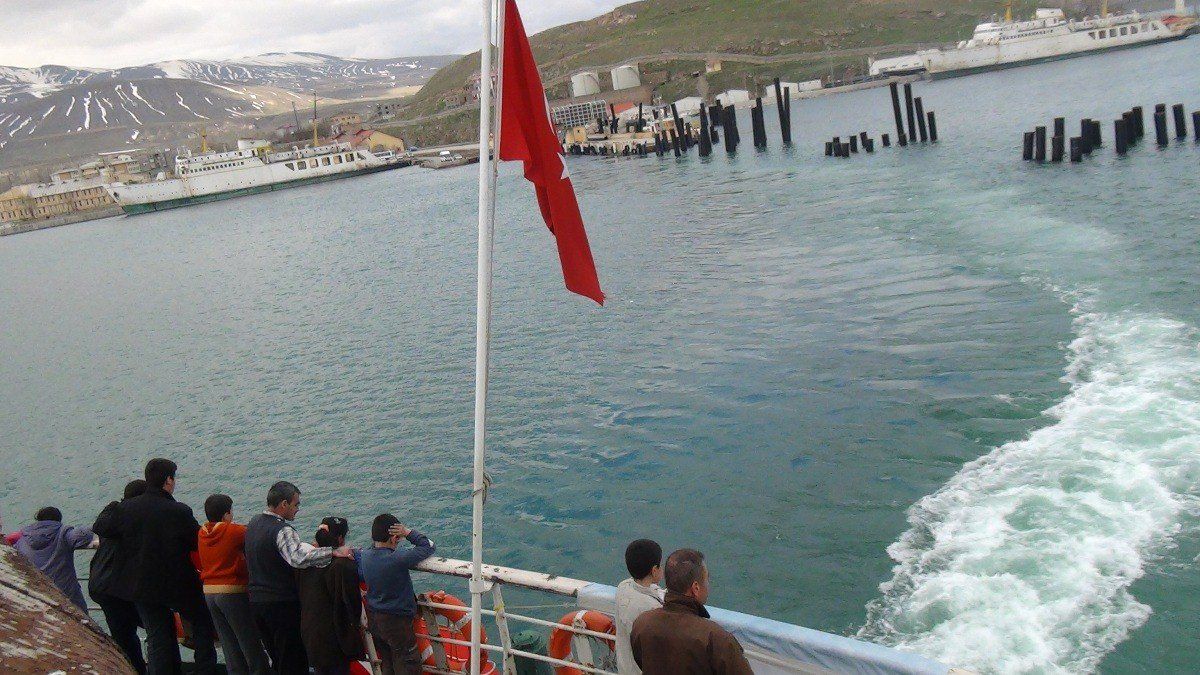 Van Gölü\'nde Kürtçe Şarkılar Eşliğinde Halay