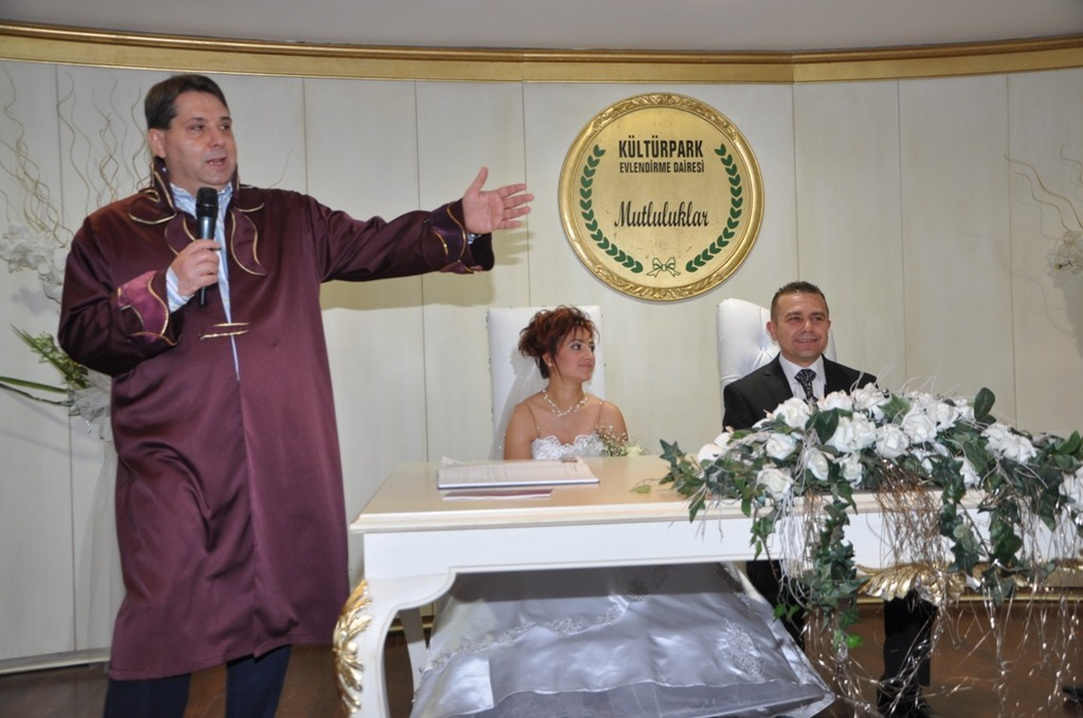 23 Nisan\'da Aşık Olup, Ayni Tarihte Evlendiler