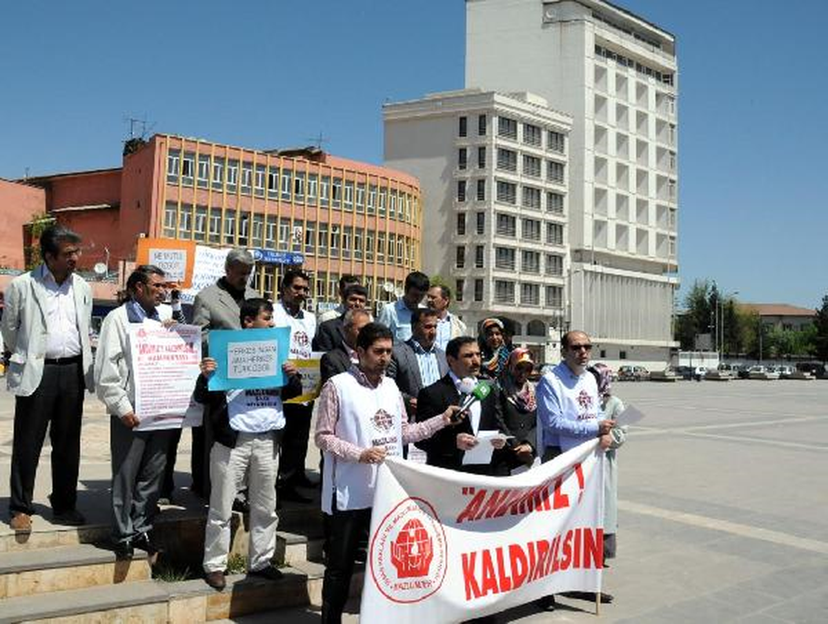 23 Nisan'da Orduevi Karşısında 'Andımız'a Alternatif And Okundu