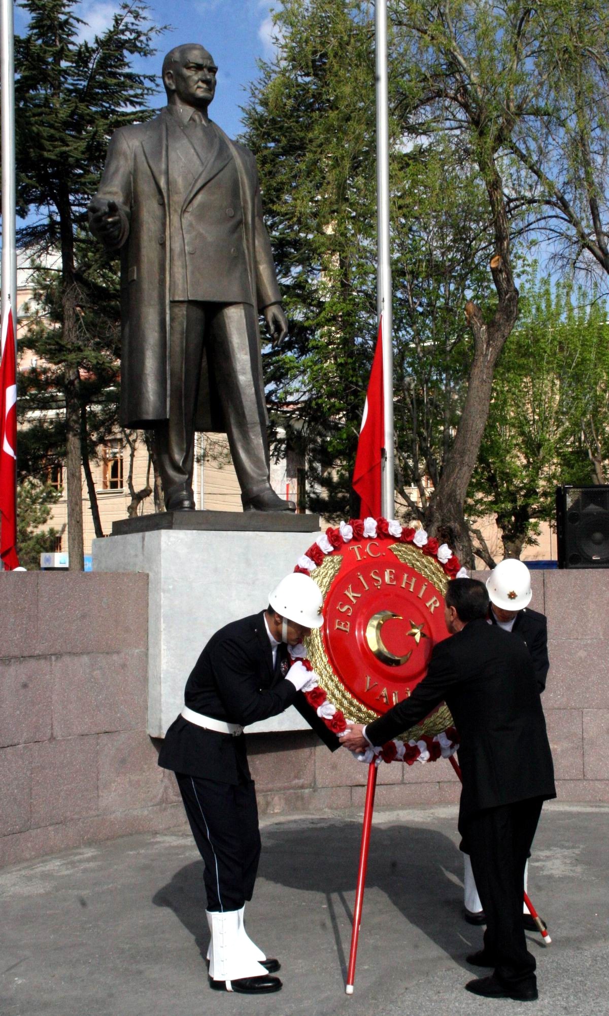 23 Nisan Ulusal ve Egemenlik Çocuk Bayramı Kutlamaları Eskişehir'de Çelenk Sunulması ile Başladı
