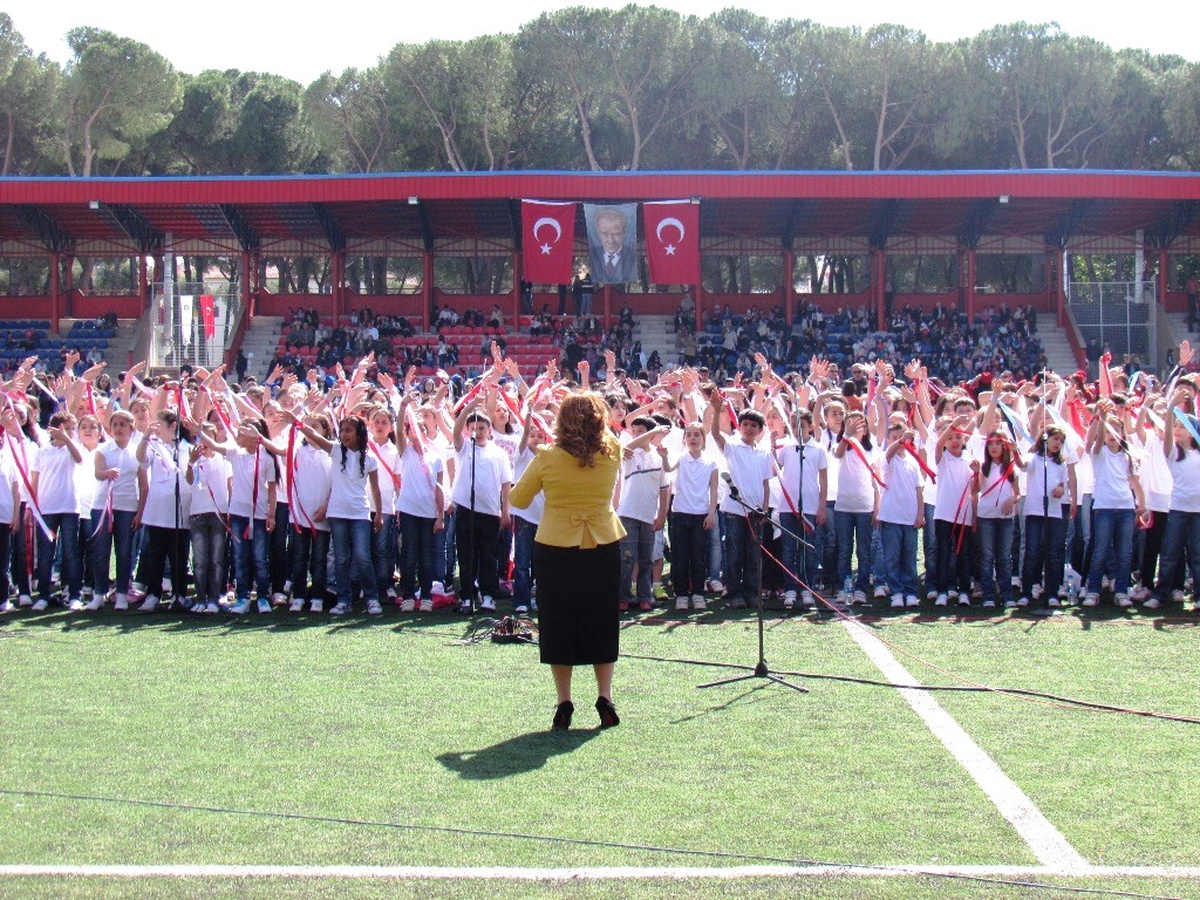 300 Kişilik Çocuk Korosu Bayrama Renk Kattı