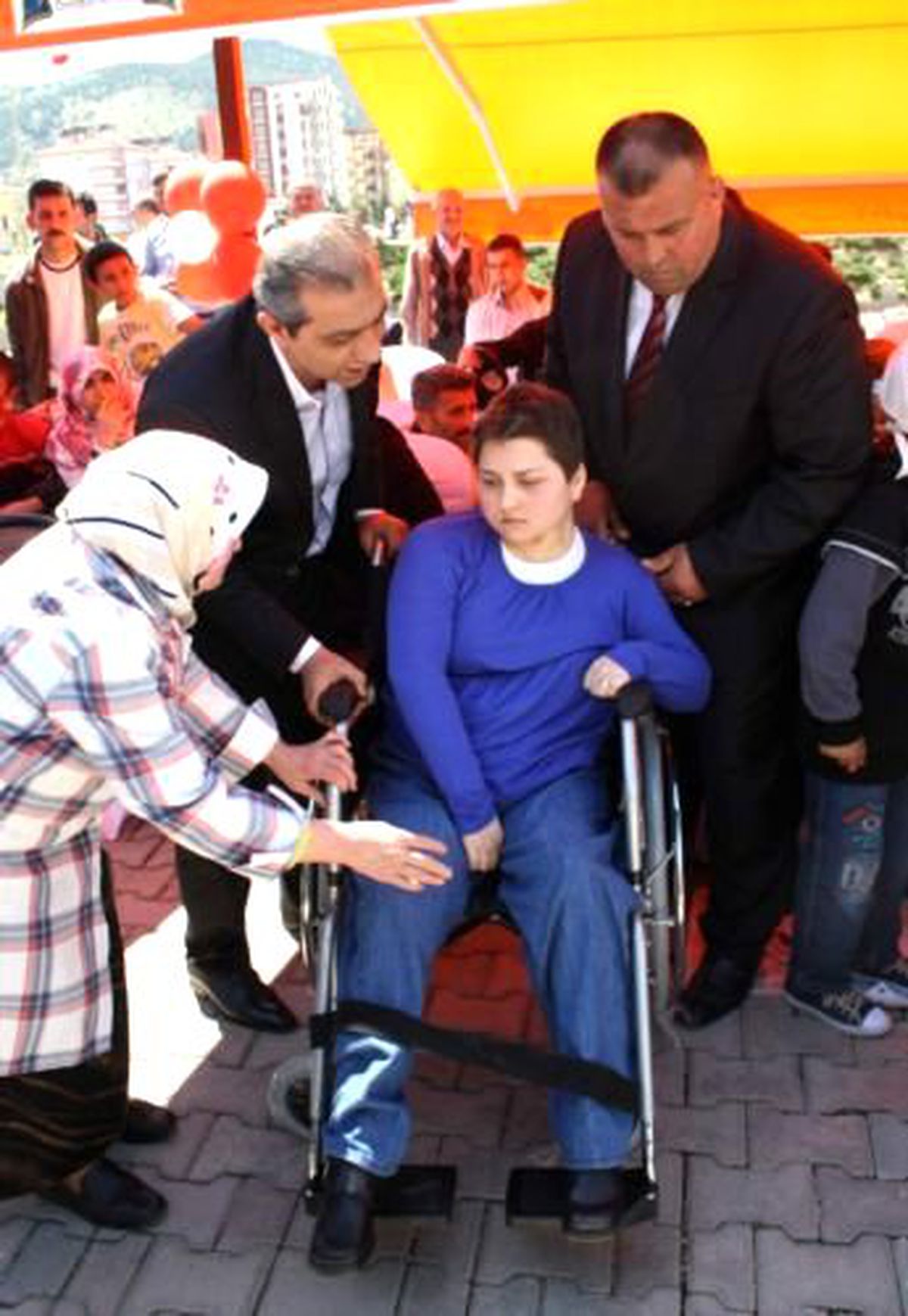 36 Bedensel Engelliye Tekerlekli Sandalye Yardımı