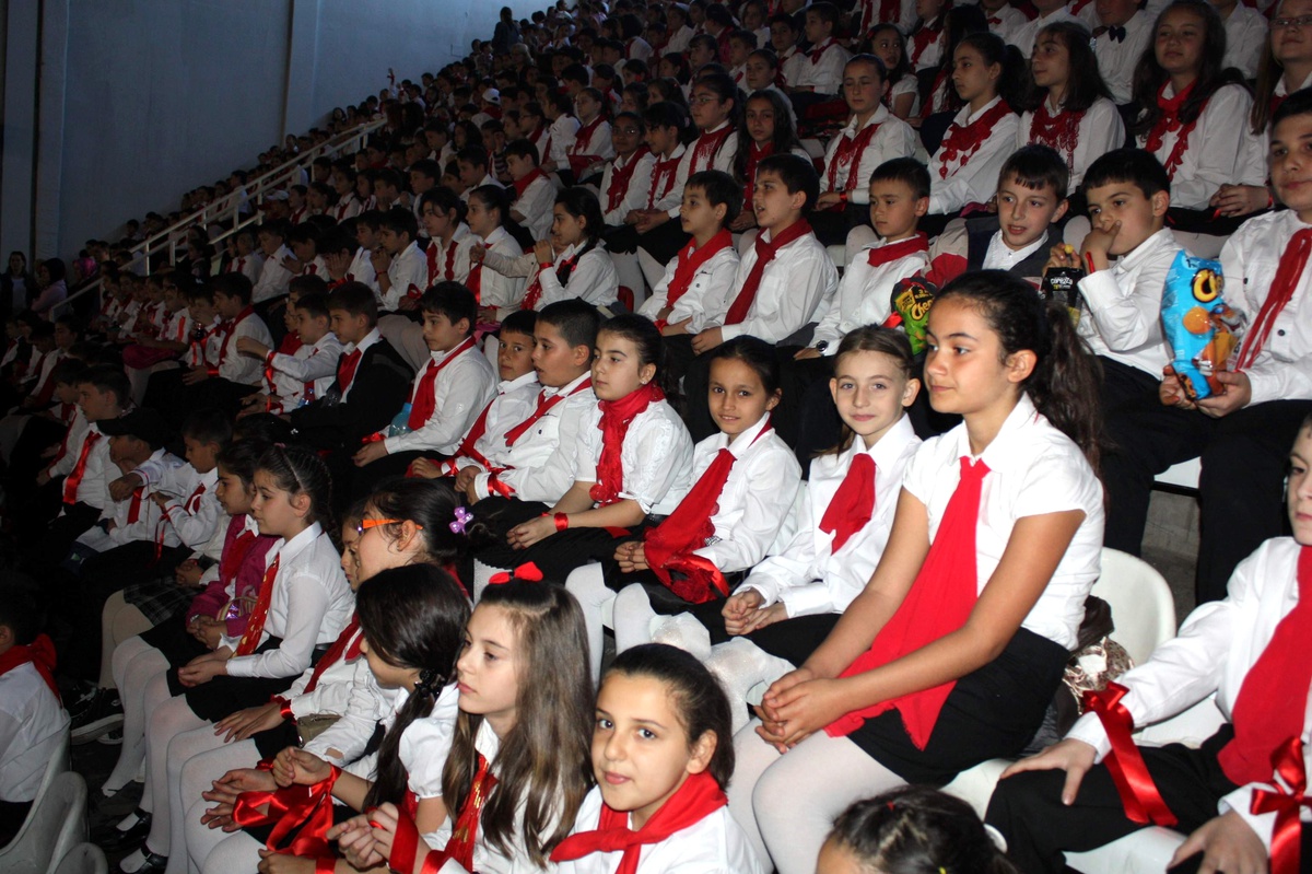 777 Kişilik Koro, Bayramı Buruk Geçirdi