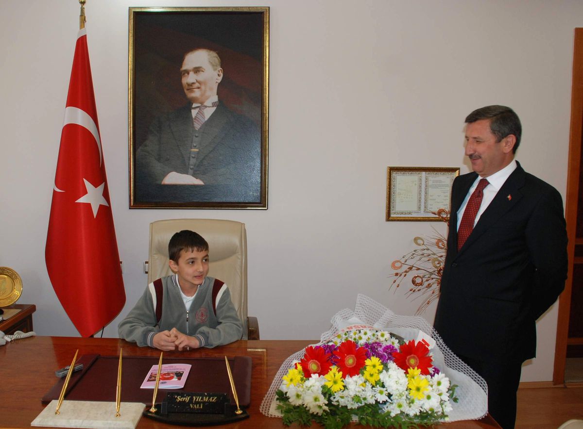 Akranları Eğlenirken O Simit Sattı