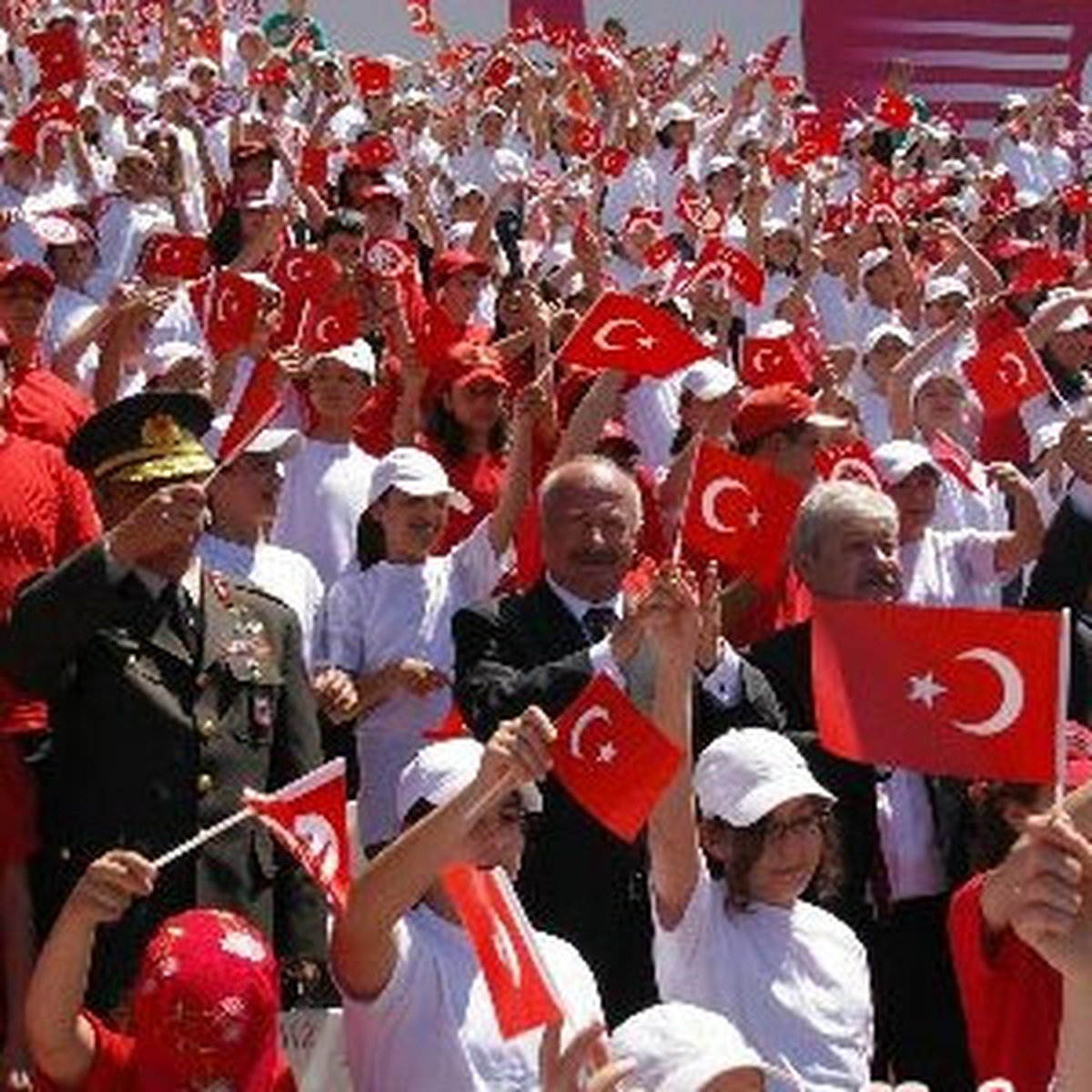 Antalya\'da Beş Bin Çocuk Şarkı Söyledi