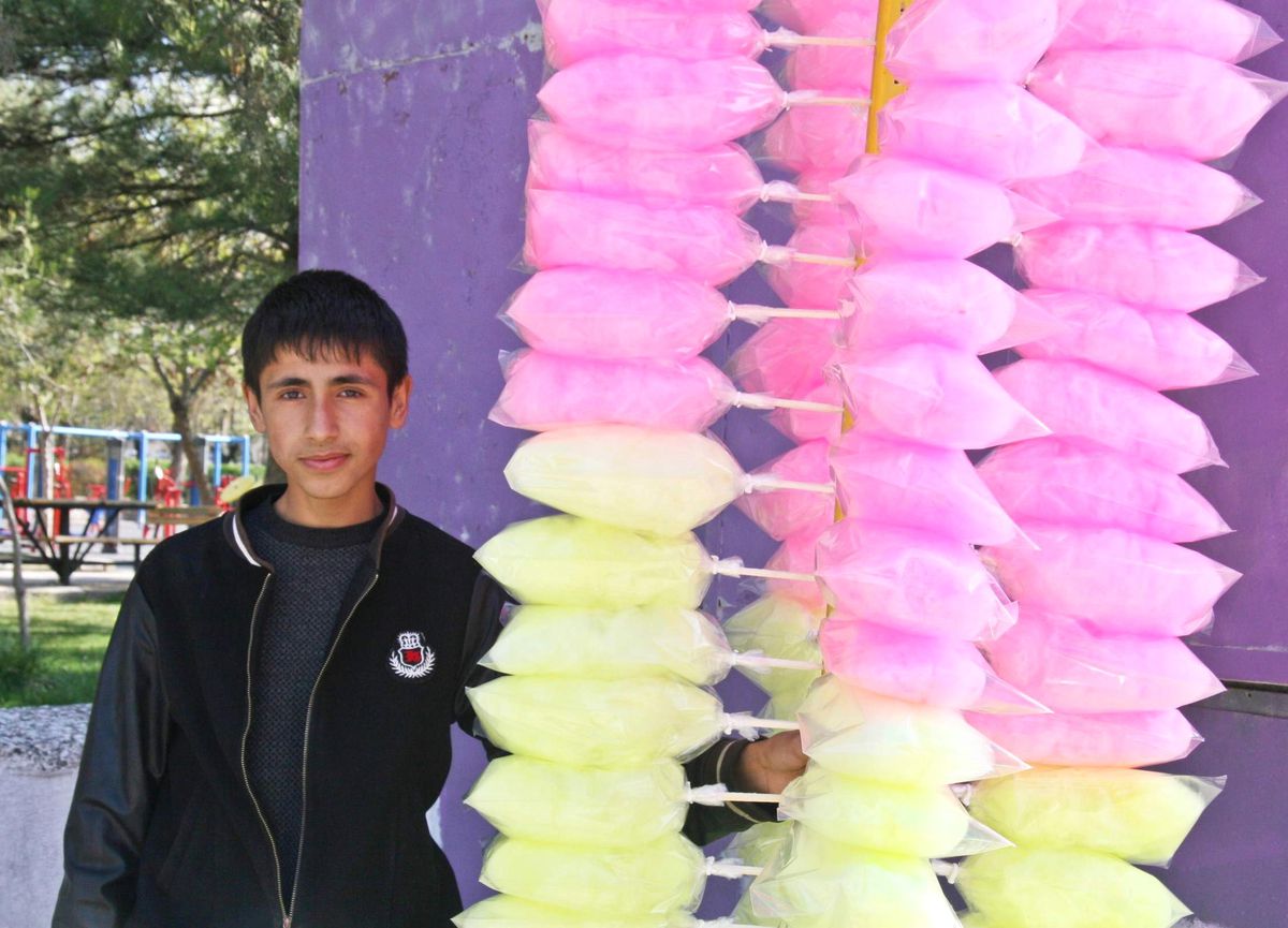 Arkadaşları Eğlenirken O Çalıştı