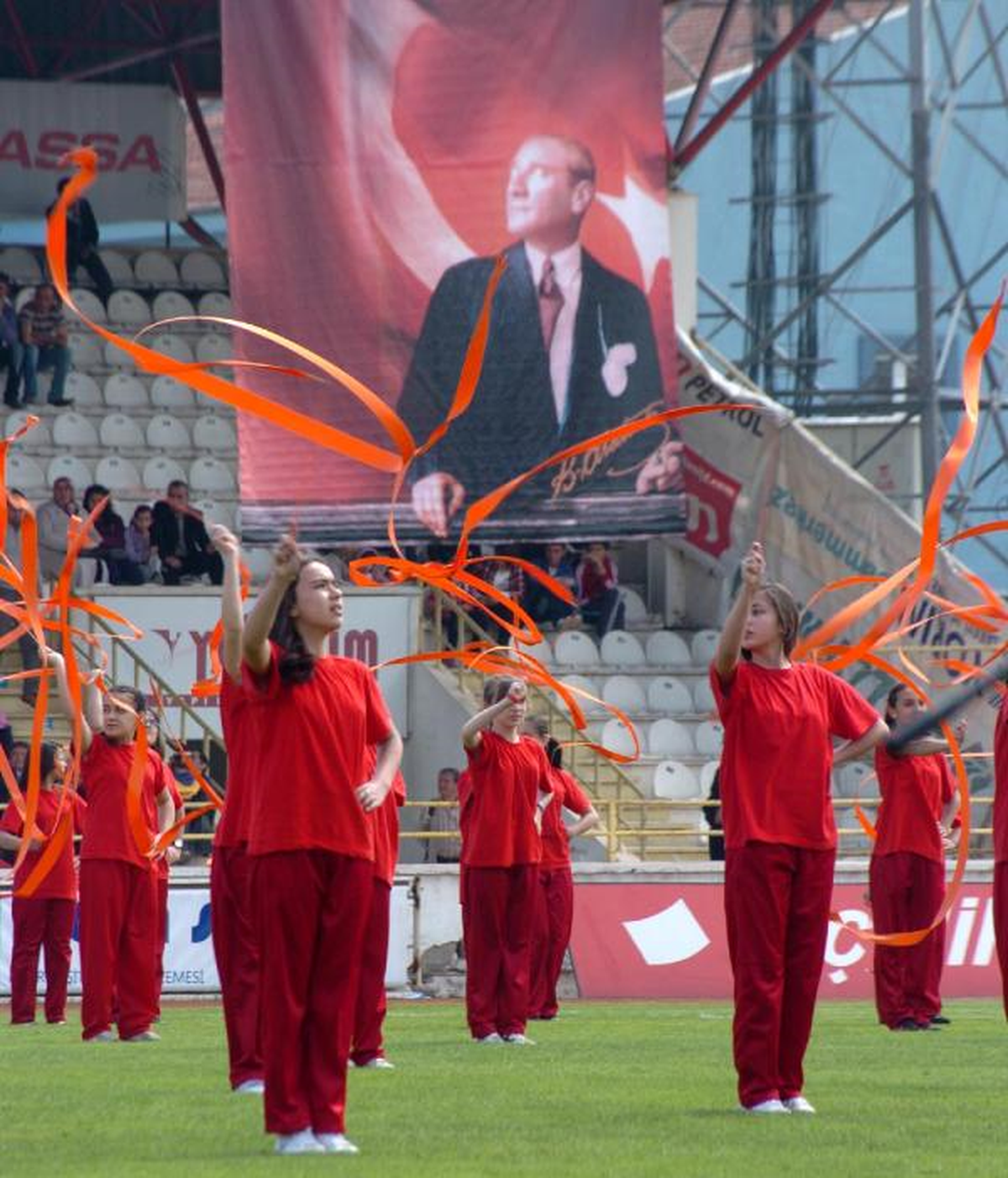 Arkadaşları Gösteri Yaptı, O Balon Sattı