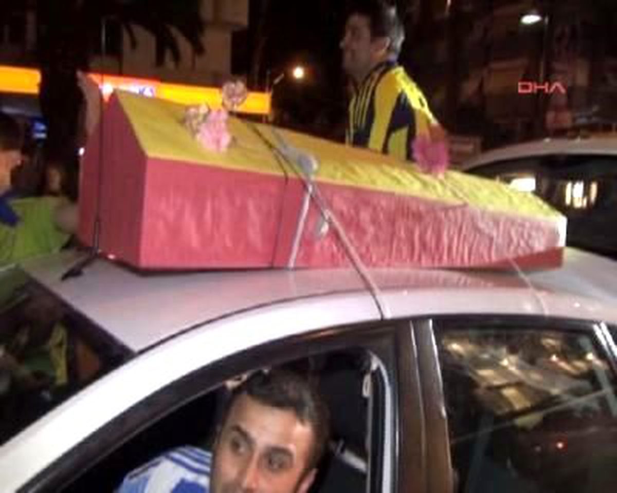 Bağdat Caddesi\'nde Tabutlu Kutlama