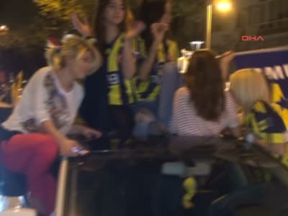 Bağdat Caddesi\'nde "Tabutlu" Kutlama