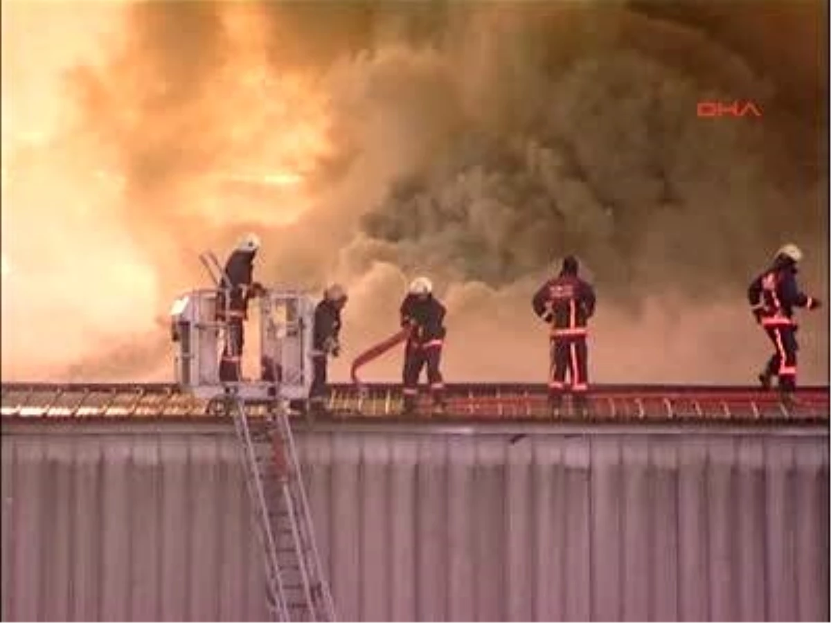 Bakırköy\'de Tekstil Fabrikasının Deposunda Çıkan Yangın