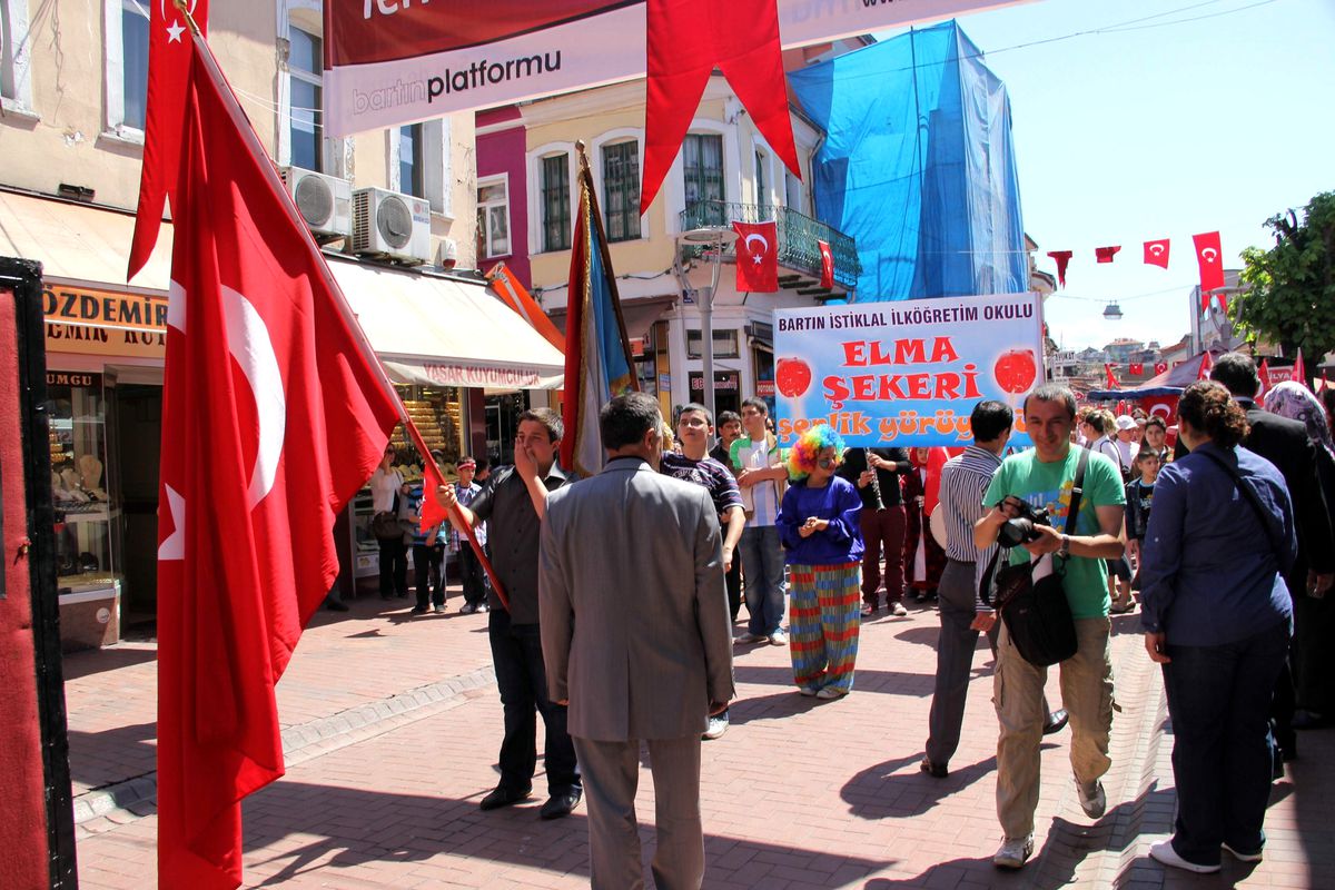Bartın\'da 23 Nisan Geleneksel 12. Elma Şekeri Şenliği Yürüyüşü Yapıldı