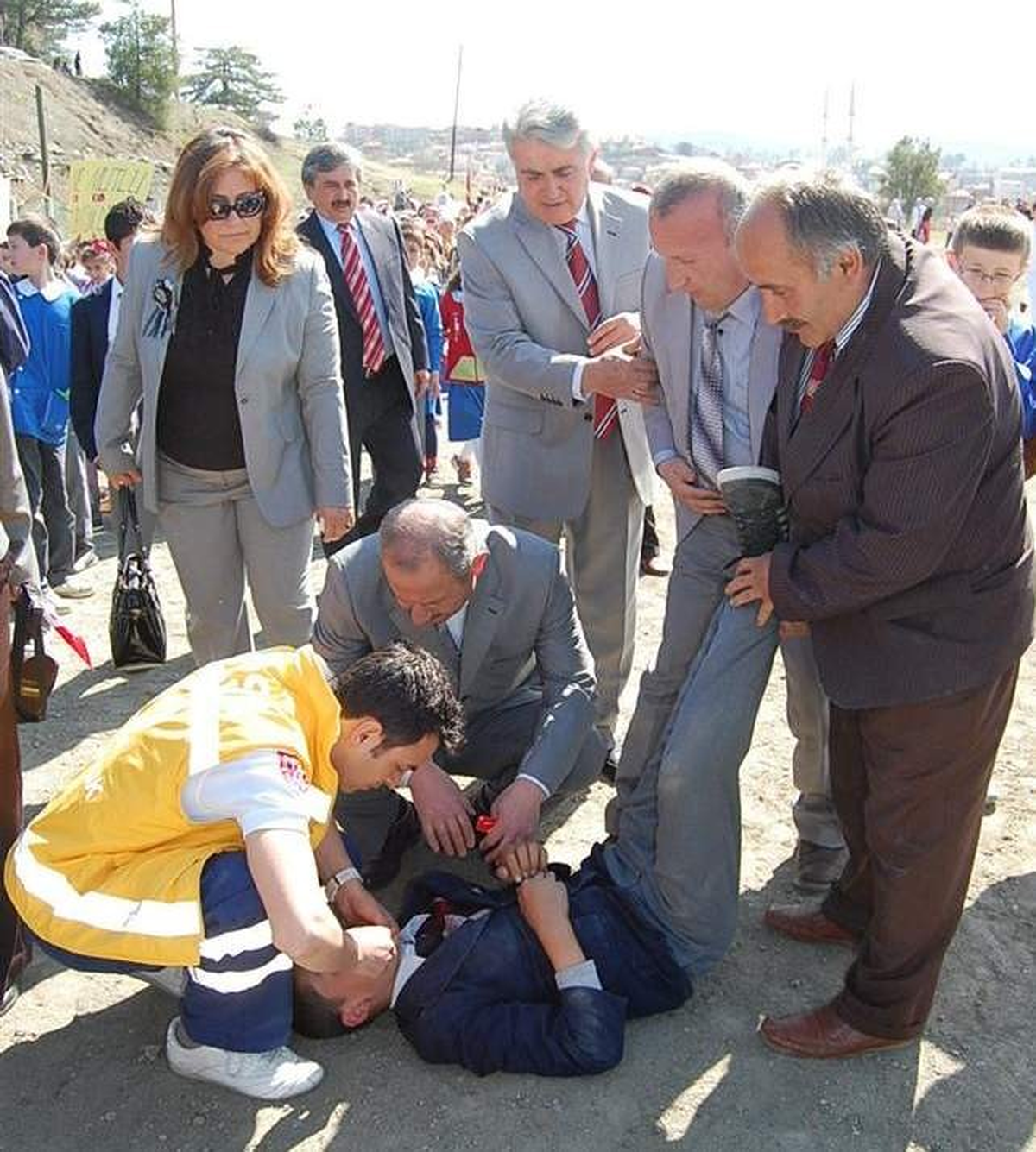 Bayıltan Tören