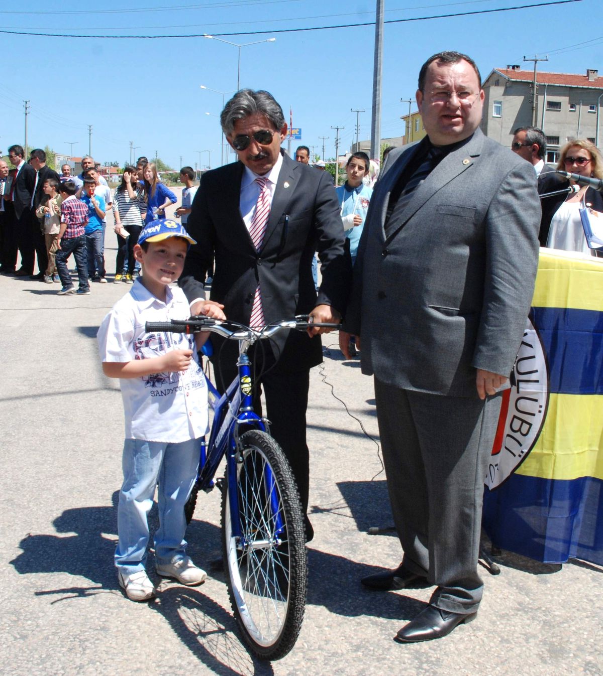 Biga Fenerbahçeliler Derneği Çocuklara Bisiklet Hediye Etti