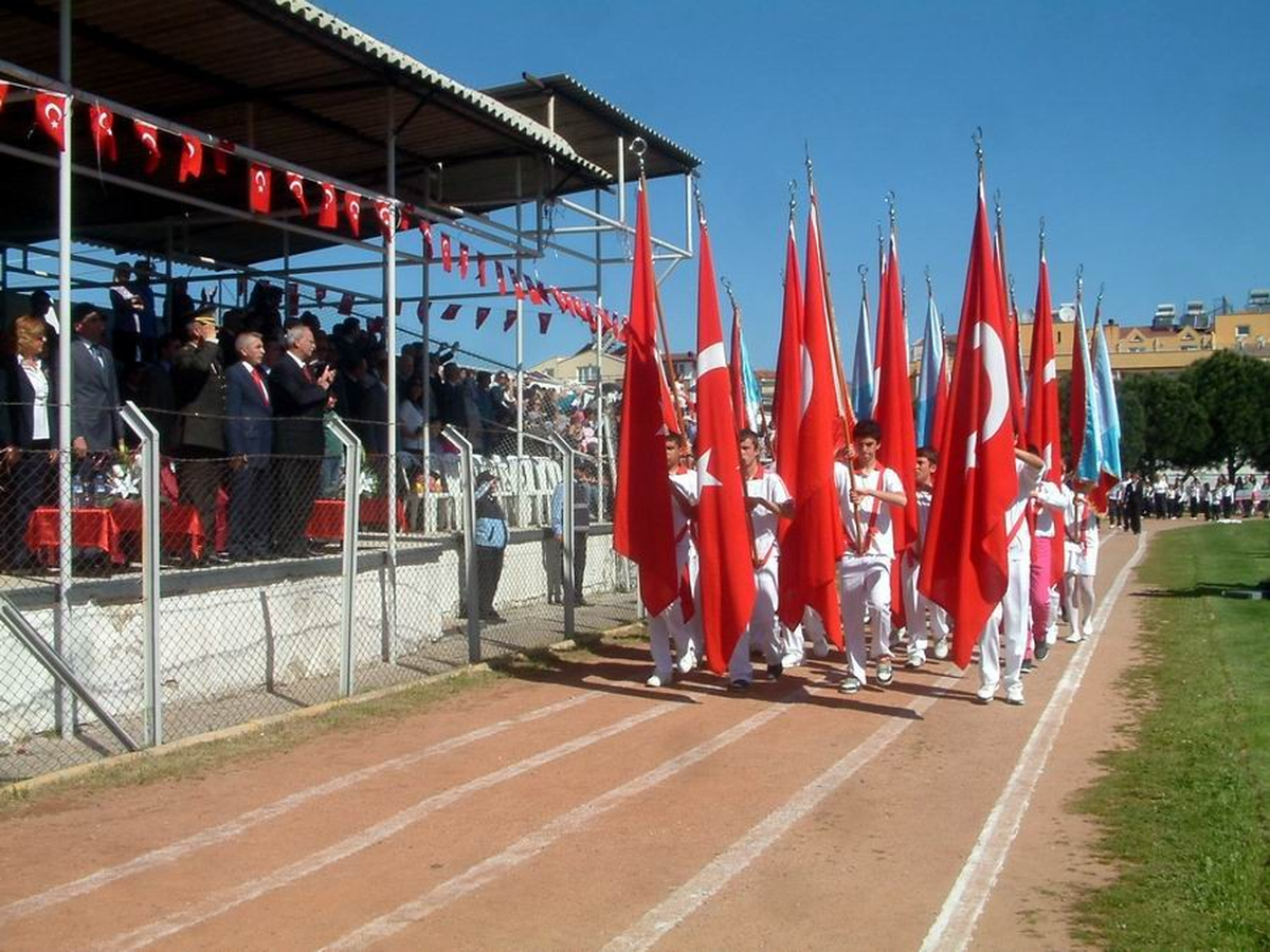 Burhaniye\'de 23 Nisan Coşkusu