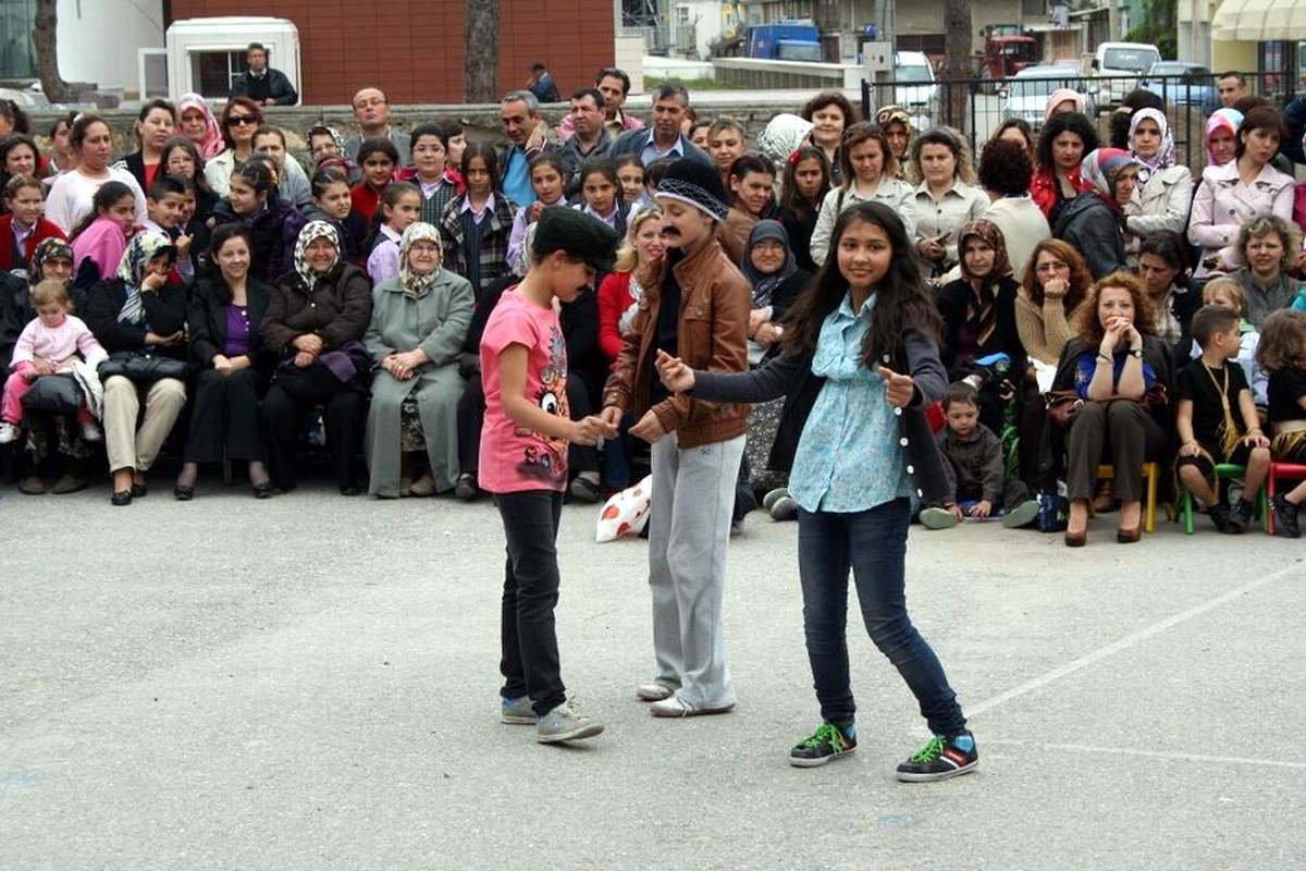 Burhaniye Faruk Kızıklı\'da 23 Nisan Coşkusu