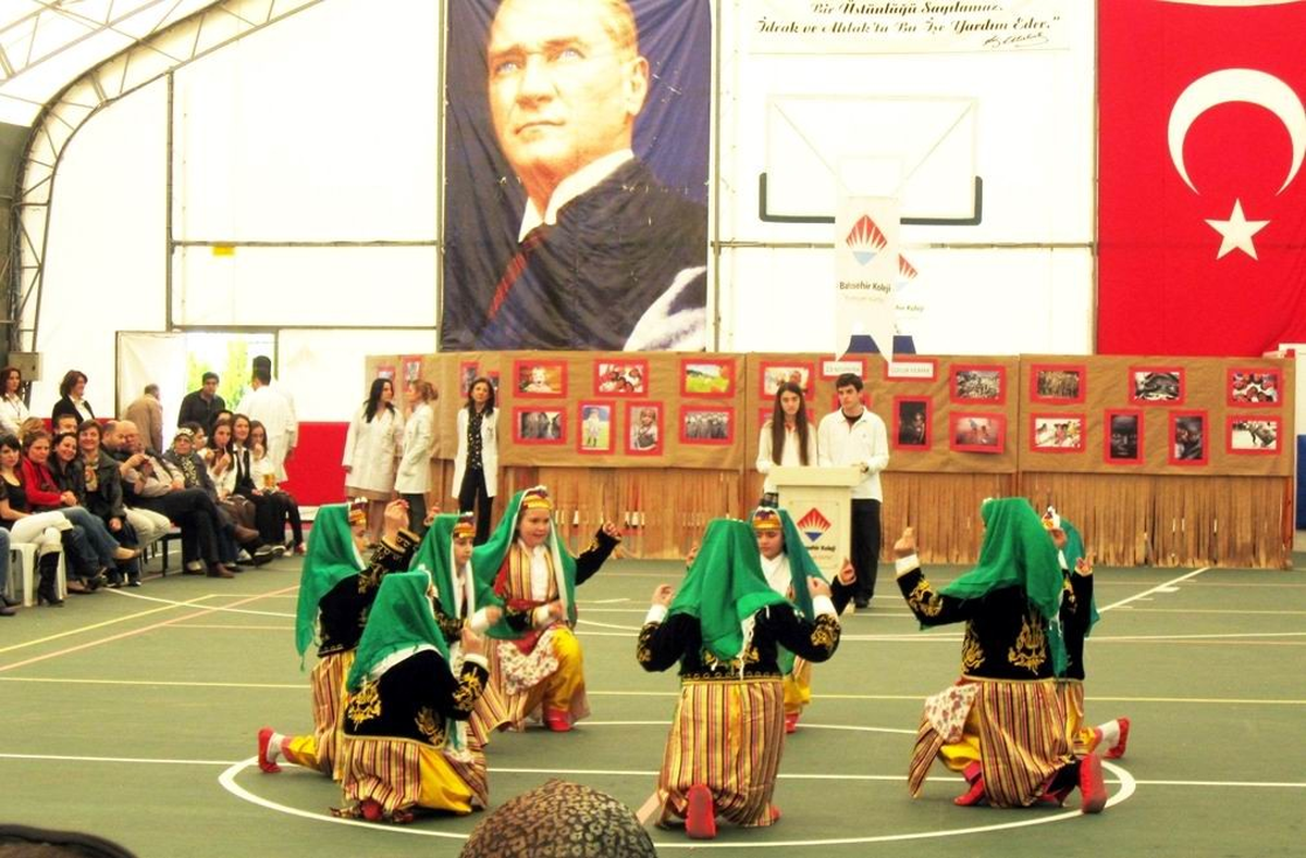Burhaniye Körfez Bahçeşehir Koleji'nde 23 Nisan Coşkusu